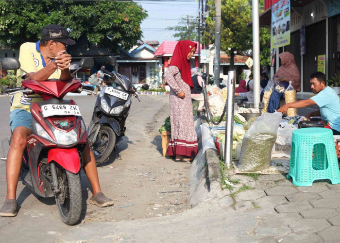 Kecewa Sepi Pembeli, Pedagang Pasar Tradisional Cinde Tegal Boyongan Keluar Pasar