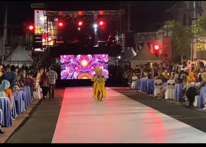 241 Pelajar dan Masyarakat Umum Fashion Show di Jalanan Malioboronya Tegal