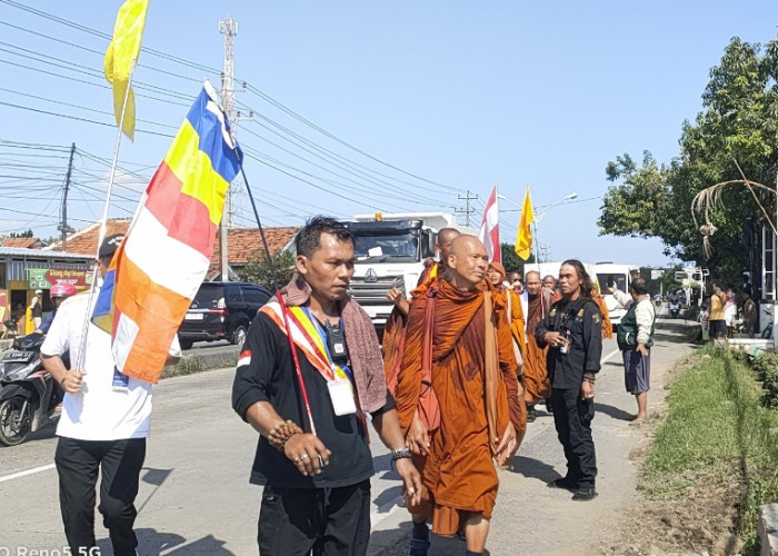 Singgah di Brebes, Rombongan Biksu Thudong Lakukan Ini Sebelum Tiba di Candi Borobudur