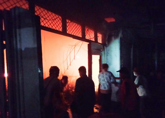 Api Kebakaran Ruko Dekat Pasar Induk Bumiayu Brebes Pertama Muncul dari Toko Tani