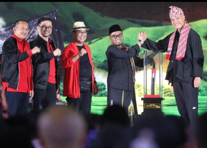 Bukan Hadiah, Ganjar Malah Dikasih Golok saat Dinobatkan Jadi Dewan Kehormatan Seni Budaya Banten