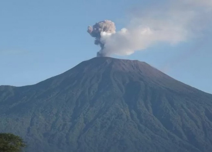 Aktivitas Vulkanik Gunung Slamet Meningkat, Apakah Ramalan Jayabaya soal Nasib Pulau Jawa Akan Terjadi?