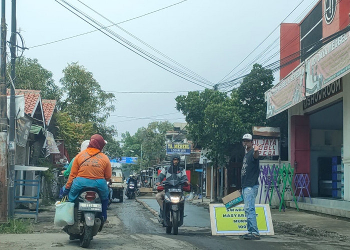 Jalan Rusak di Brebes Tak Kunjung Diperbaiki, Warga Swadaya Lakukan Perbaikan