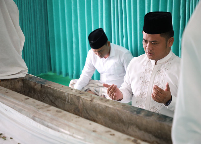 Ziarah ke Makam Ki Gede Sebayu, Bacalon Bupati Tegal Haji Ischak Maulana Lakukan Ini di Danawarih 