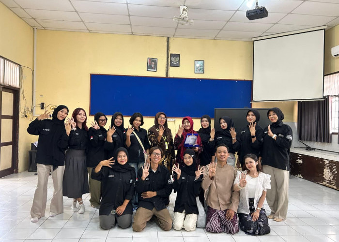 KPU Kota Tegal Gandeng Mahasiswa FISIP UPS Gelar Sosialisasi Pemilih Pemula di SMP Negeri 4 Tegal