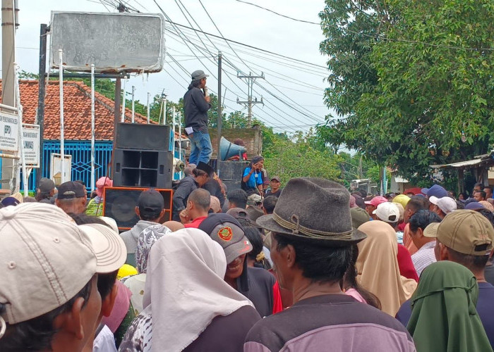 Warga di Brebes Gruduk Balai Desa Dukuhringin, Ini Tujuan Mereka