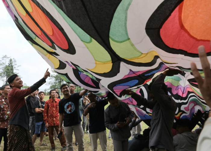 Tradisi Tahunan, Ganjar Terbangkan Balon Udara Bareng Pemuda Wonosobo