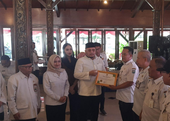 Wali Kota Tegal Dedy Yon Supriyono Serahkan Bantuan dari Baznas ke Sejumlah Mustahik