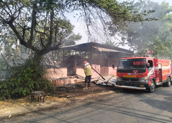 Warung Terbengkalai di Tegal Terbakar, Petugas Gercep Padamkan Api