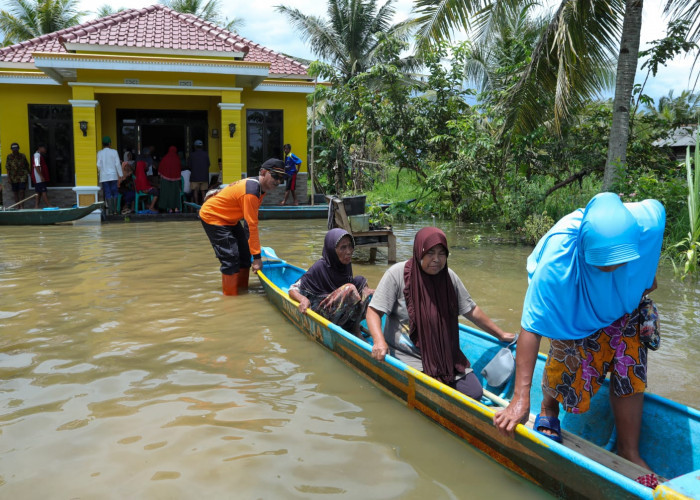 Banjir yang Rendam 14 Kecamatan di Cilacap Mulai Surut, Warga Ramai-ramai Berobat