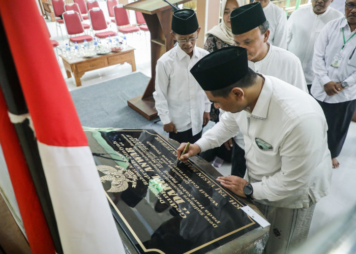 Resmikan Gedung Madrasah Diniyah, Wagub Jateng Taj Yasin Tegaskan Peran Strategis Pendidikan Agama