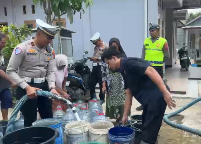 Satlantas Polres Pemalang Salurkan 4.000 Liter Air Bersih di Desa Pedagung