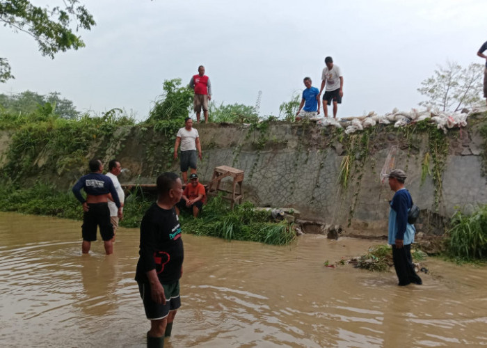 Pasca Banjir Losari Brebes, Warga Buat Tanggul Darurat