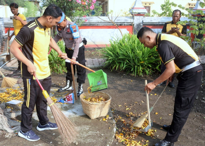 Polisi di Tegal Bersih-bersih Musala Hingga Pura