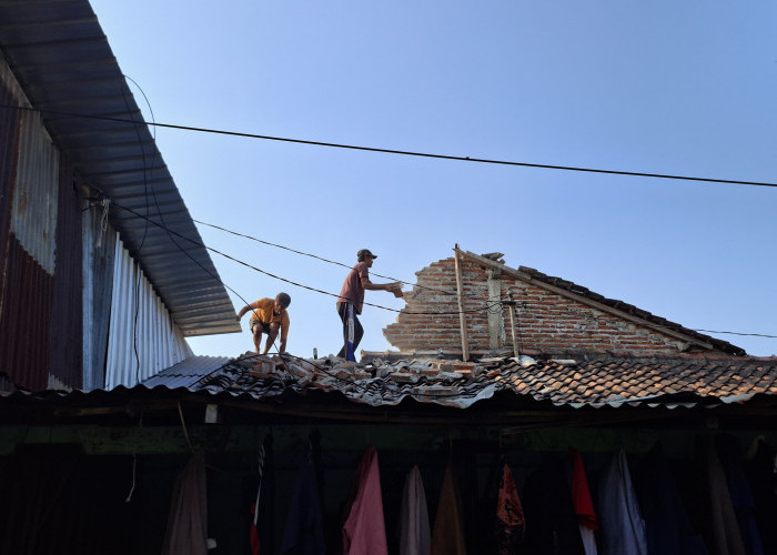 Atap dan Dinding Rumah warga di Tegal Roboh Menimpa 3 Penghuninya Hingga Luka-luka
