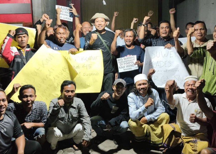 Demo Bawa Poster, Ratusan Warga Geruduk Rumah Mantan Kades Dukuhwringin Tegal