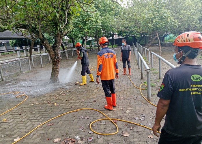 Cegah PMK Meluas di Brebes, Pemkab Semprot Pasar Hewan Bumiayu dengan Disinfektan