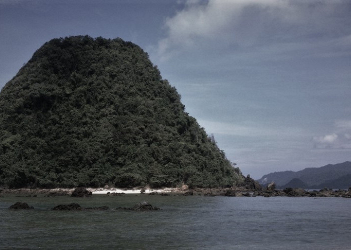 Pulau Merah: Mitos Batu Moro Seneng dan Kelelawar Merah yang Menyeramkan