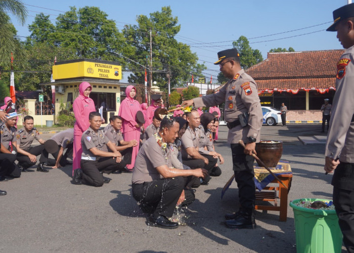 Naik Pangkat, 35 Anggota Polres Tegal Disiram Air Bunga oleh Kapolres: Jalankan Tugas Sebaik Mungkin