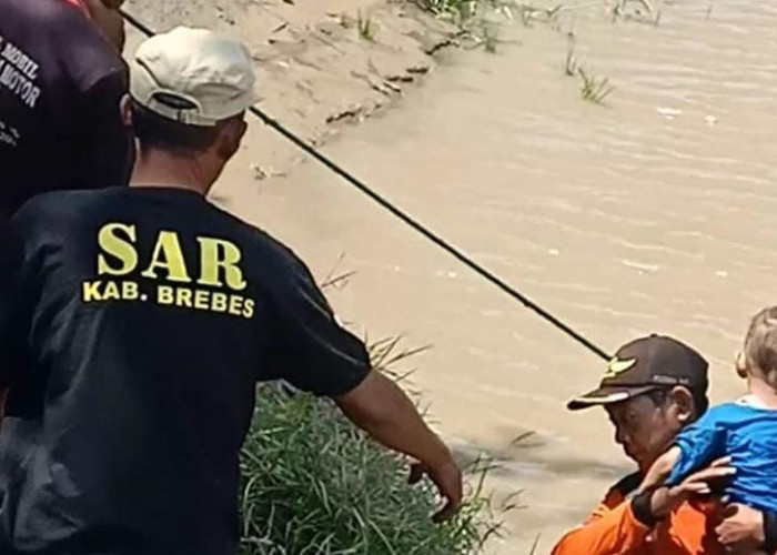 Diduga Tersenggol Truk, Dua Penumpang Becak Nyaris Tewas Terjebur ke Sungai Pemali