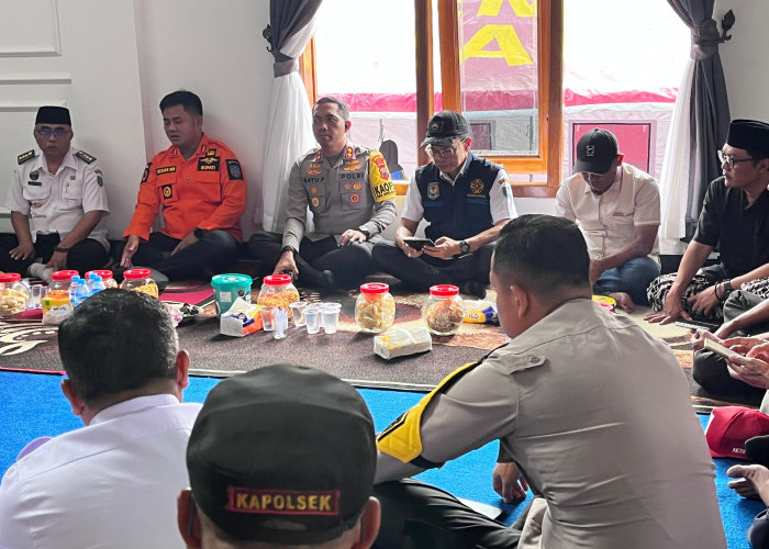 Tanggap Darurat Bencana Desa Padasari Jatinegara, Bupati Tegal Pimpin Rapat Koordinasi di Posko Pengungsian