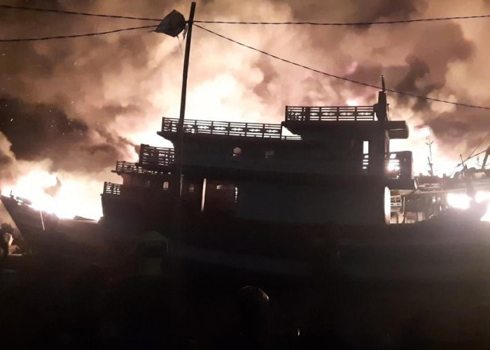 Dapat Pertanda Ini Lewat Mimpi, Pemilik Kehilangan 5 Kapalnya Karena Ikut Terbakar di Pelabuhan Jongor