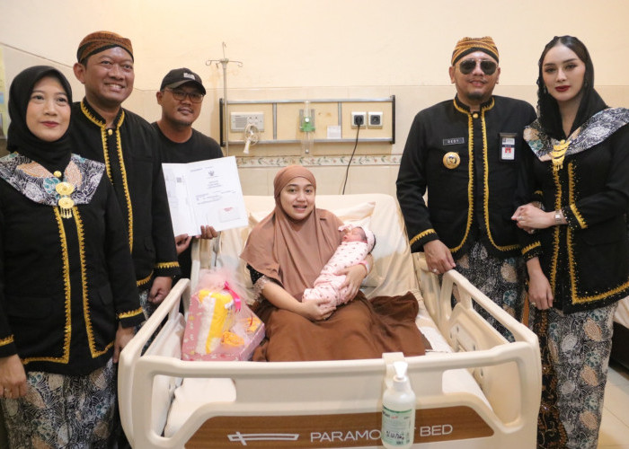 Lahir Bertepatan dengan Hari Jadi Kota, Bayi di Tegal Langsung Dapat Adminduk Bonus Hadiah