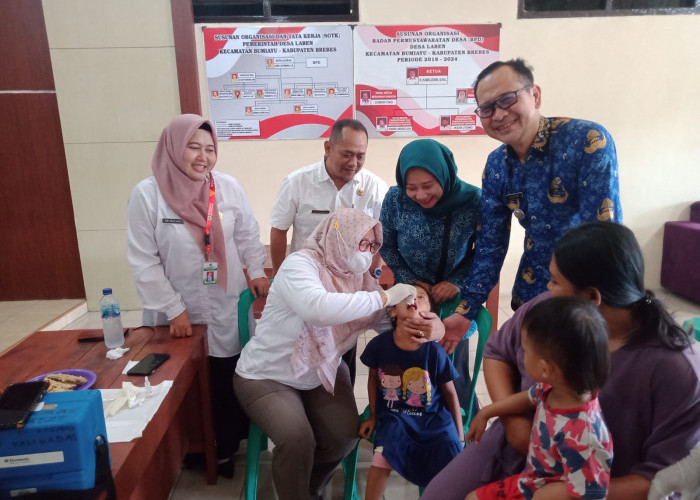 Pemberian Imunisasi Polio di Desa Laren Kabupaten Brebes Sasar 1.284 Anak