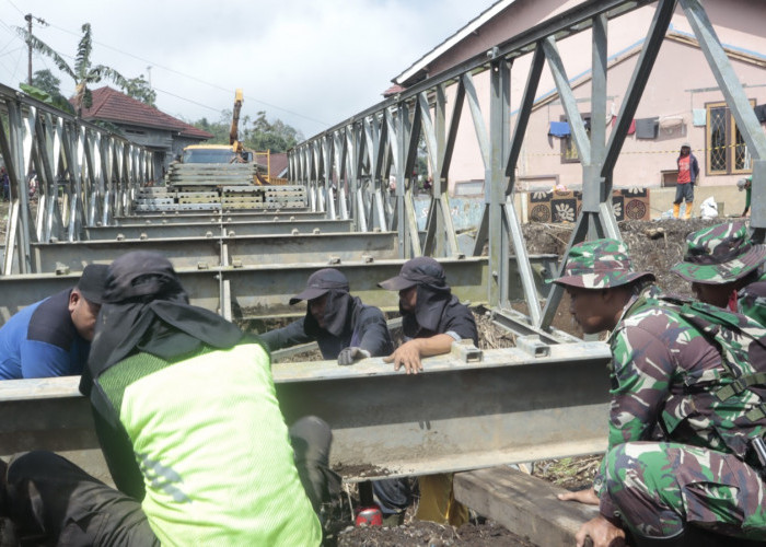 TNI Bangun Jembatan Bailey dan Armco untuk Percepat Pemulihan Pascabanjir Bandang Pulosari Pemalang