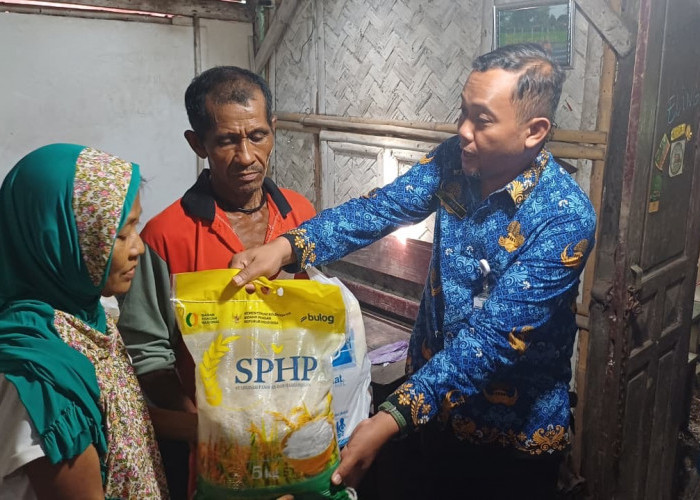 Dinperwaskim Gercep Tinjau Keluarga Penghuni RTLH yang Terdampak Banjir di Brebes