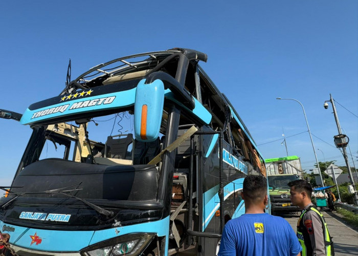 Duar! Suara Ledakan Terdengar dari Bus Suporter Bonek di Tol Tegal, 4 Luka-luka