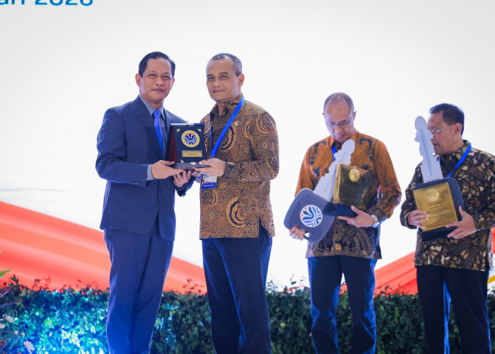 Gubernur Jateng Ahmad Luthfi Raih Penghargaan Pembina Terbaik Kinerja Pengelolaan Sampah 2026