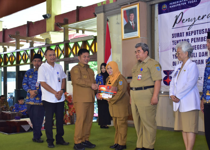 Bupati Tegal Serahkan SK Pensiun 90 PNS, Pastikan Hak Gaji dan Pangkat Aman