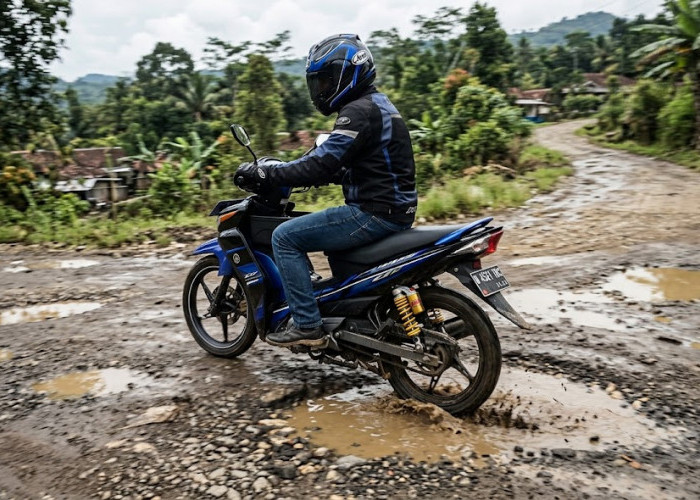 8 Tips Kenyamanan Suspensi Motor Bebek saat Lewati Jalan Berlubang