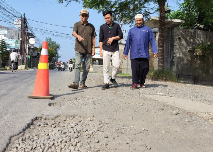 Aksi Swadaya Warga Mejasem Barat Tegal: Tambal Jalan Berlubang Pakai Uang Pribadi