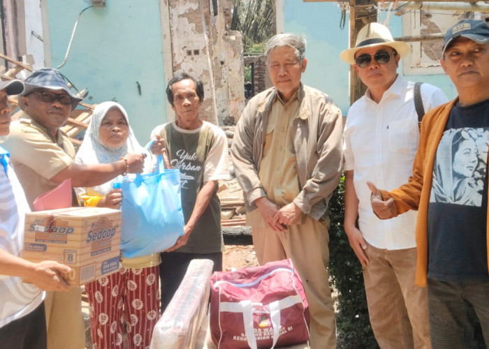 Dinsos Brebes Salurkan Bantuan bagi Eua Waga Korban Kebakaran