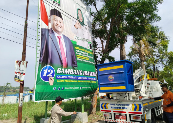 Mirip Kampanye Politik, Bawaslu Kabupaten Tegal Bredel Baliho Caleg di Jalan Raya Tegal-Slawi  