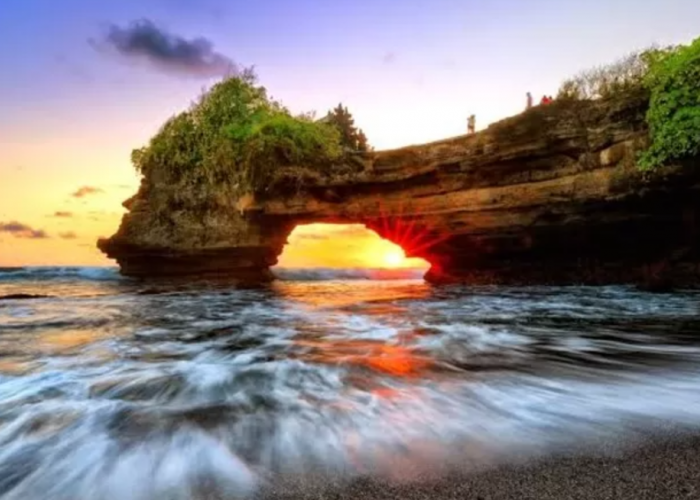 Kisah Mistis di Pantai Karang Bolong, Apa Aja Sih Mitosnya?