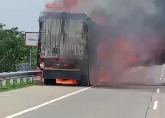 Truk Terbakar di Bahu Jalan Tol Batang KM 358 arah Semarang, Polisi Menduga Bawa Cairan Kimia