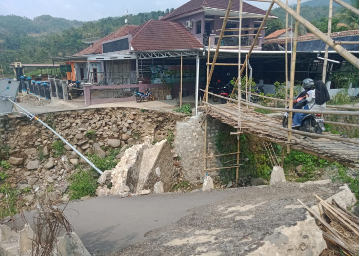 Diterjang Banjir Sejak Februari 2023, Jembatan Putus di Paguyangan Brebes Belum Tertangani 