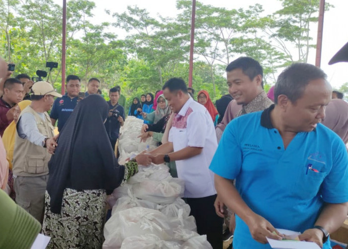 Disubsidi Rp58.000, Pasar Murah Paket Sembako di Desa Tanah Baya, Pemalang Diserbu Warga 