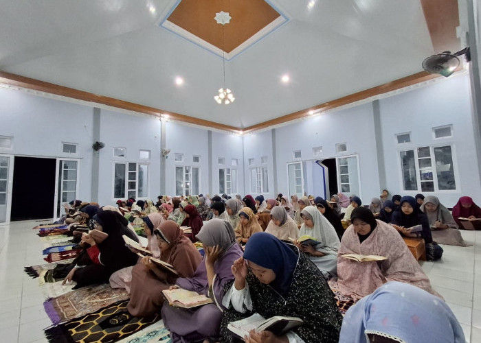 Hidupkan Amalan Malam Jumat, Santri MBS Moga Putri Membaca Surah Al-Kahfi