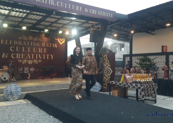 Aksi Wali Kota Tegal dan Ketua Dekranasda di Catwalk Fashion Show Hari Batik 2026