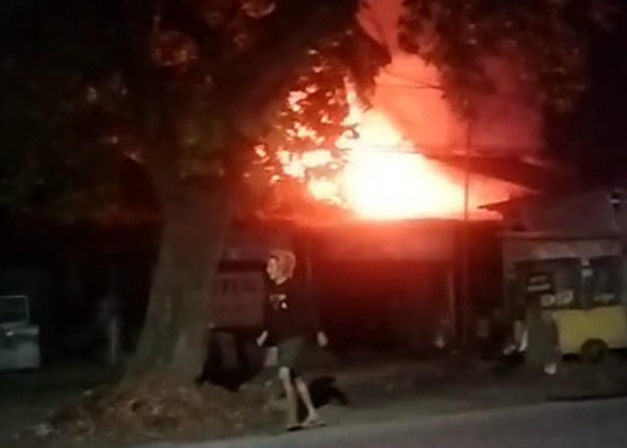 BREAKING NEWS! 4 Warung di Depan SDN Pesarean 03 Tegal Kebakaran