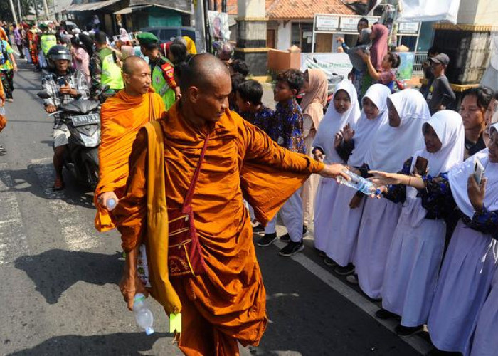 Sampai di Pekalongan, 32 Biksu Thailand Menginap di Rumah Habib Luthfi