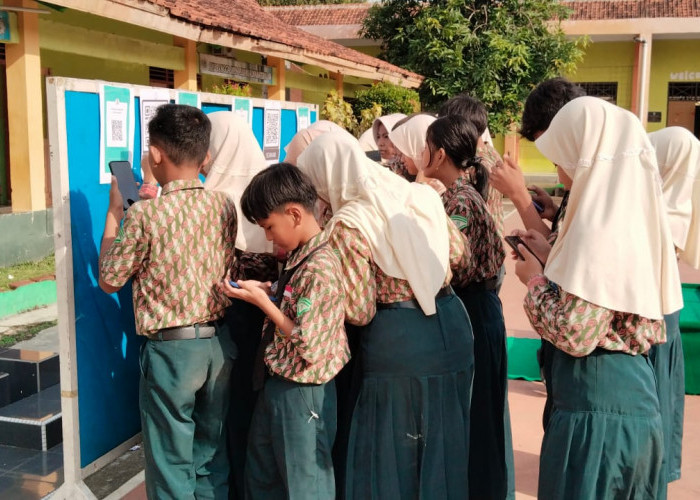 Siswa SMP Negeri 1 Slawi Kabupaten Tegal Berebut Barcode Belajar Branding Kewirausahaan 