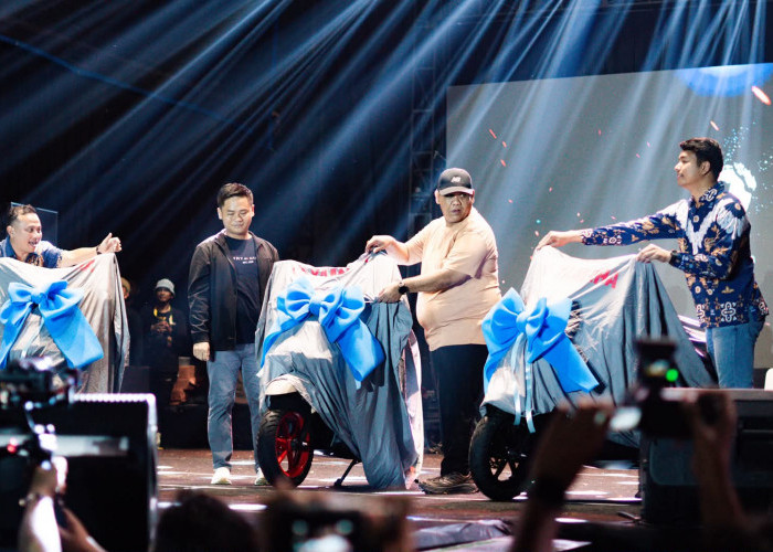 Gelar Launching Bareng Bupati Tegal di Puncak HUT ke-425, Ribuan Warga Slawi Sambut Meriah Yamaha Gear Ultima 