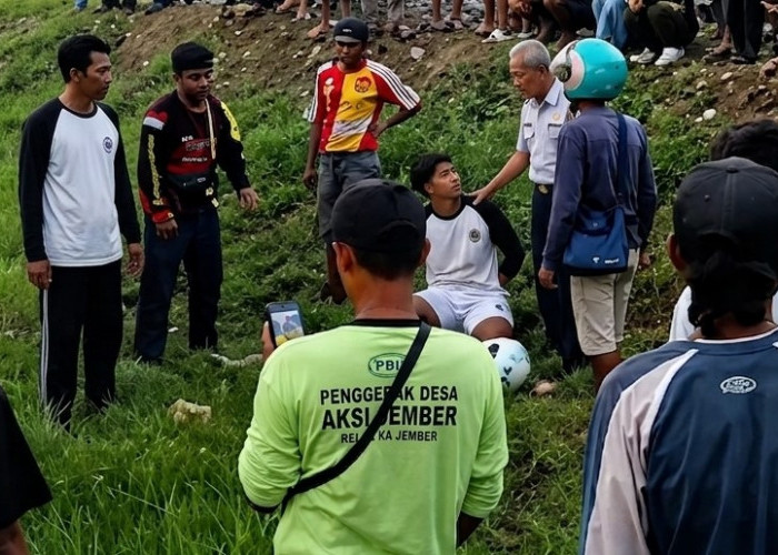 Viral! Detik-detik KA Sangkuriang Temper Pemotor di Perlintasan Sebidang Jember 