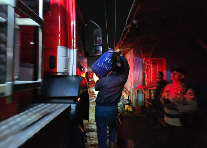 Pertamina Kirim Bantuan 400 Liter Foam Liquid Bantu Pemadaman Kebakaran Kapal di Tegal