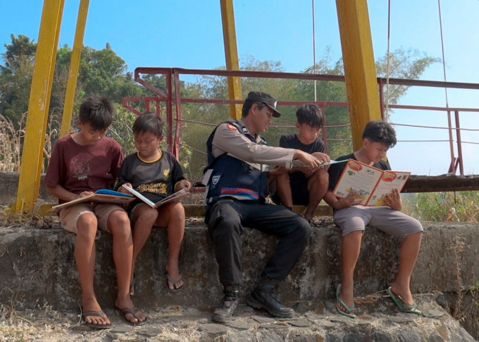 Akses Internet Terbatas, Polres Pemalang Distribusikan BAntuan 500 Buku Bacaan Anak ke Desa Pabuaran 